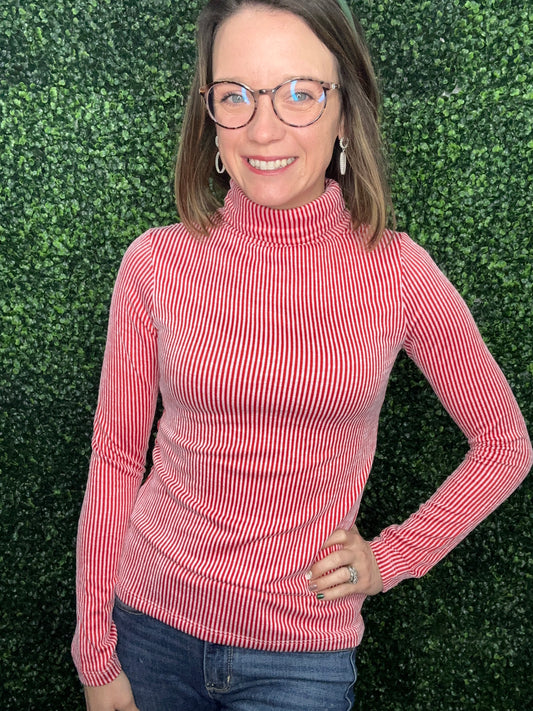 RED RIBBED TURTLENECK