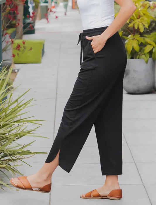 BLACK CROPPED COMFY CAPRI