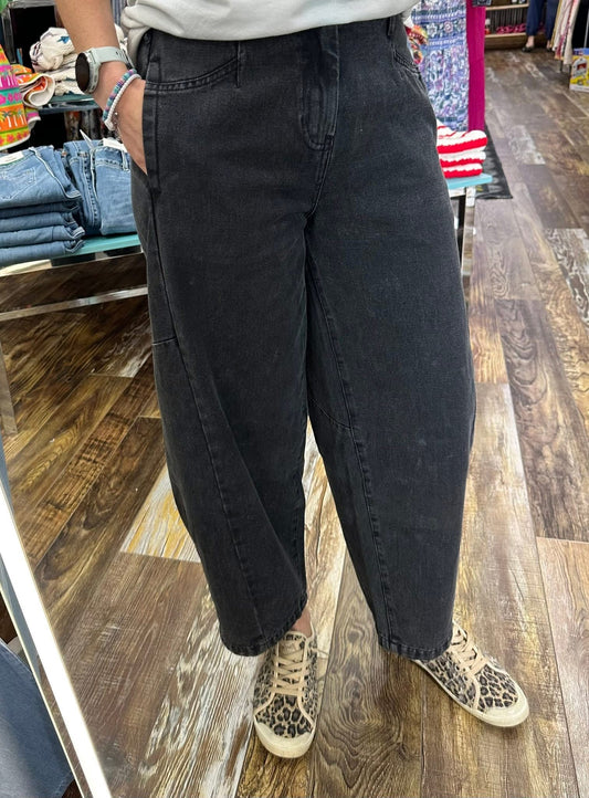 WIDE LEG BLACK DENIM CAPRI 1009