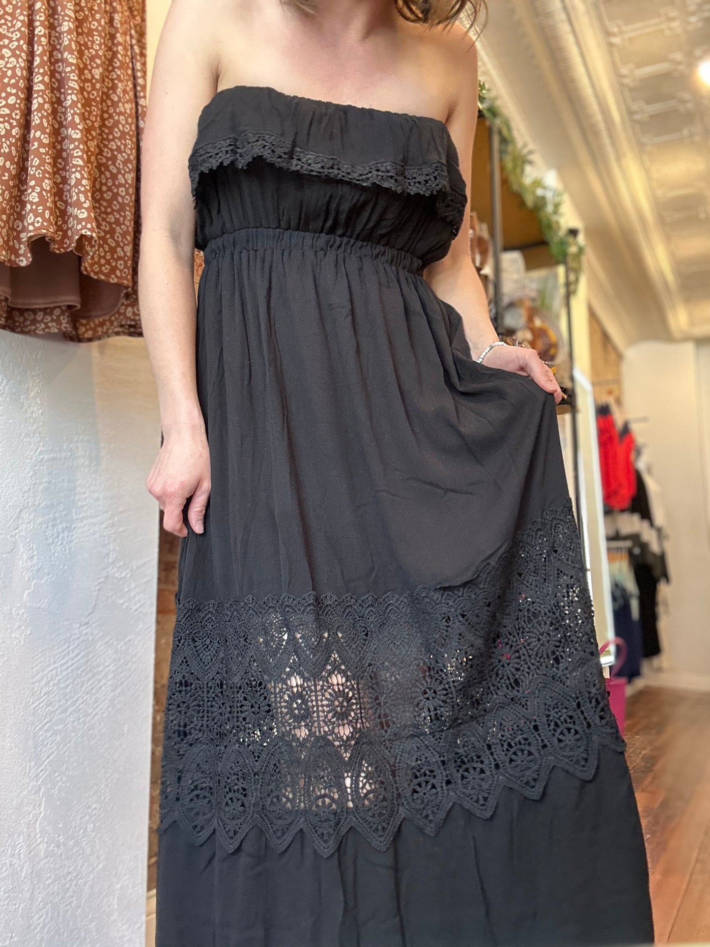 SLEEVELESS LACE MAXI DRESS