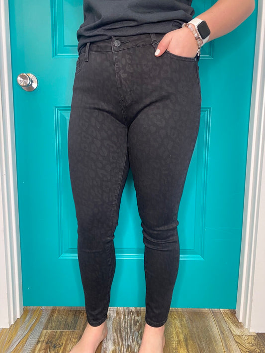 JUDY BLUE BLACK LEOPARD
